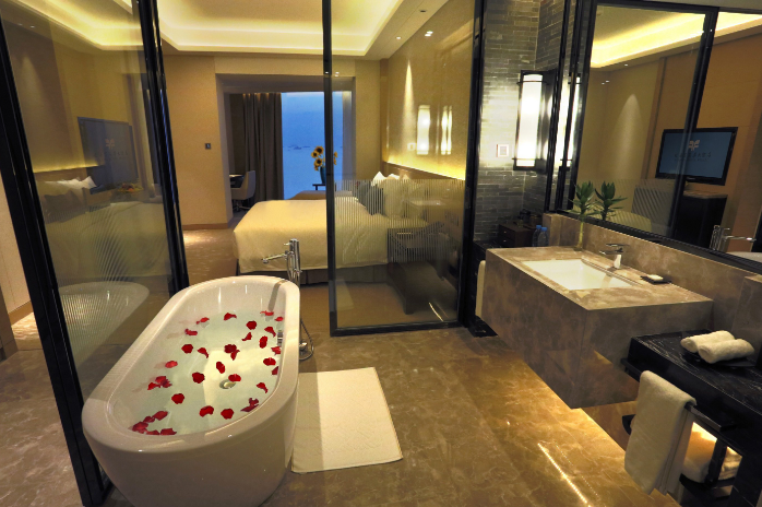 500平宾馆酒店中央空调安装方案推荐 针对不同面积以及不同使用需求的酒店中央空调安装工程，我们有不同的方案推荐，大家都知道酒店安装的中央空调跟其他场所有所不同，不仅仅是调节室内温度，酒店中央空调还需要解决热水的问题，那么针对这个特殊性，我们应该如何制定酒店中央空调安装方案呢？ &nbsp; 针对这个情况，越邦机电给大家推荐这两种安装方案，即风管机加空气能热水的方案以及风冷热泵?？榛桨?。 &nbsp; 500平宾馆酒店中央空调安装方案推荐：风管机+空气能热水器 &nbsp; 酒店宾馆房间较多，且每个房间都需求单独控制，风管机是一拖一形式出现的，每个房间安装一台，可以自由控制，这就解决了酒店宾馆的温控问题，安装空气能热泵则可以解决用水的问题，这种安装方案适合初始投资比较少的客户选用，不过这样安装的劣势就是，会占用更多的主机空间，并且对层高也有一定的要求，对建筑外墙的美观度也还有一定的影响，综合管理起来比较麻烦。 &nbsp; 500平宾馆酒店中央空调安装方案推荐：风冷热泵?？榛?&nbsp; 酒店、办公楼、宾馆、医院等场所使用风冷热泵?？榛冉隙啵没榭梢砸淮涡越饩龉┤?、供冷和热水的问题，不过这种方案前期成本投资较大，但是使用起来很方便，?？榛梢粤榛畹母菪枨罄创煌ㄊ闹骰?，以更好的效率来工作，同时具有热回收功能，酒店的日常生活用水也可以得以解决。 以上就是上海越邦机电小编跟大家讲解的内容，如果您有相关中央空调安装、中央空调节能改造方案、中央空气净化、中央空调维护保养、热水净水、新风排风、空气能等业务上的问题，可以咨询我们的在线客服，或者直接拨打我们的免费热线电话400-6969-298或199-0169-9929，我们将竭诚为您服务。越邦机电原创文章，抄袭必究，转载请注明出处并附带本文链接